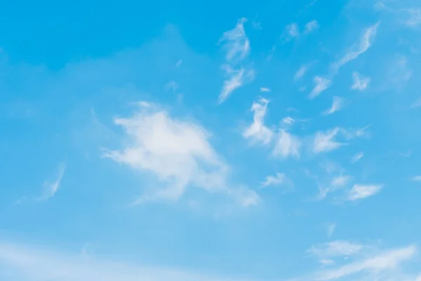 Hermosa Nube Blanca Sobre Fondo Azul Del Cielo — Foto de Stock