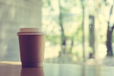 Kağıt bardak kafe - Vintage filtre tablo içinde sıcak latte kahve