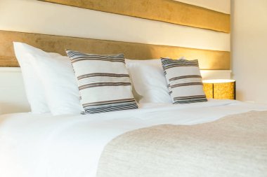 Yatak odasının iç tarafında yastık ve yatak dekorasyonu.