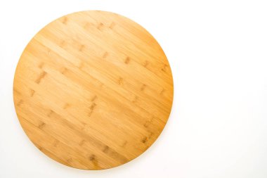 Kahverengi ahşap doğrama ve beyaz arka plan üzerinde izole kesme tahtası