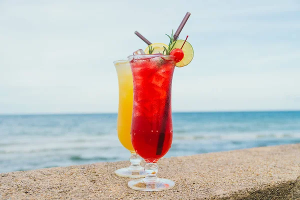 Plaj ve deniz ile cam içme buzlu kokteyller — Stok fotoğraf