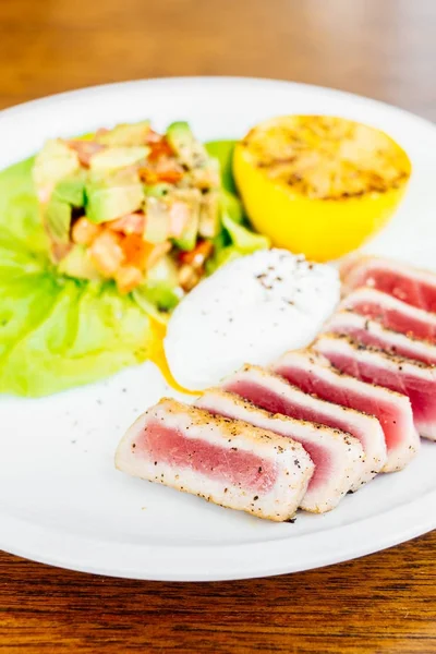 Grillad tonfisk tartar med avokado och tomat — Stockfoto