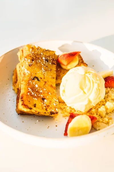 Dolce dessert french toast e gelato — Foto Stock