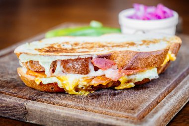 Pastırma ve yumurta ahşap tepsi ile sandviç