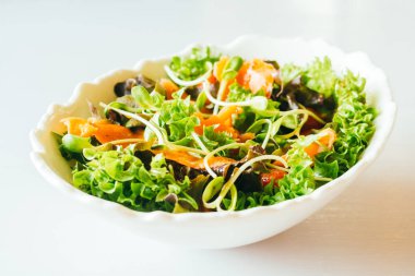 Taze sebze salatası - sağlıklı gıda tarzı ile somon füme