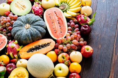 Kopya alanı - sağlıklı gıda kavramı ile ahşap arka plan üzerinde çeşitli ve karışık meyve