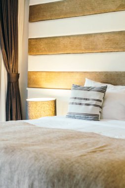 Yatak odasının iç tarafında yastık ve yatak dekorasyonu.