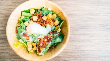 Sezar'ın sebze salatası ahşap kase - sağlıklı gıda tarzı