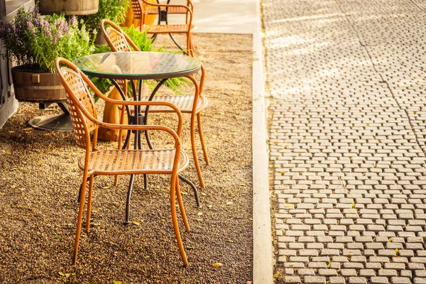 Boş Sandalye Masa Etrafında Açık Kahve Dükkanı Kafe Restoran Vintage — Stok fotoğraf