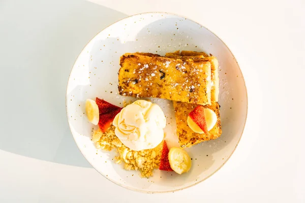 Dulce postre tostadas francesas y helado — Foto de Stock