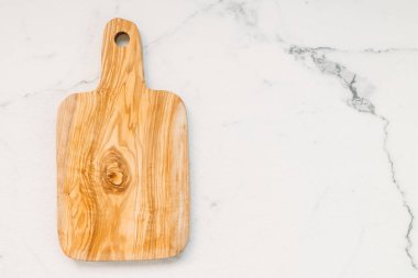 Ahşap kesme tahtası beyaz mermer taş zemin üzerine