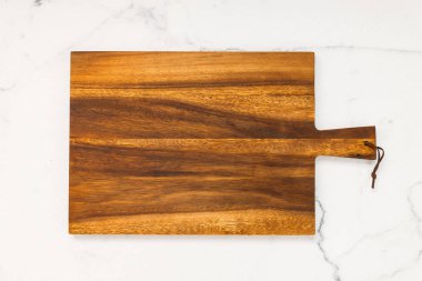 Ahşap kesme tahtası beyaz mermer taş zemin üzerine