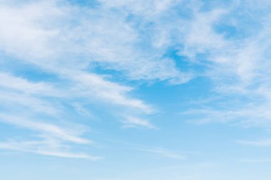 güzel beyaz bulut mavi gökyüzü arka plan üzerinde