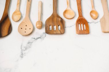 Taş arka plan beyaz kopya alanı ile mutfak gereçleri mermer