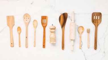 Taş arka plan beyaz kopya alanı ile mutfak gereçleri mermer