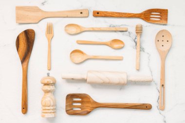 Taş arka plan beyaz kopya alanı ile mutfak gereçleri mermer