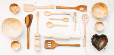 Taş arka plan beyaz kopya alanı ile mutfak gereçleri mermer