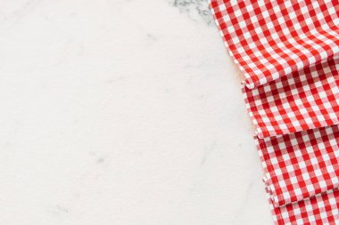 Beyaz mermer taş zemin üzerine kopya alanı ile masa örtüsü