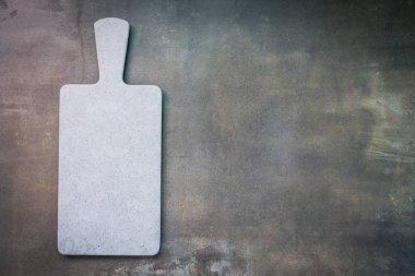 Siyah taş zemin üzerine gri kayrak