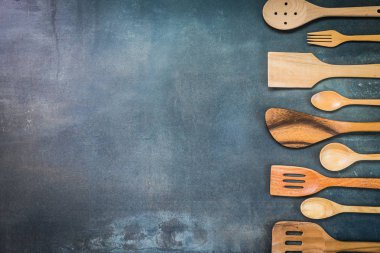 Siyah taş zemin üzerine kopya alanı ile mutfak eşyaları