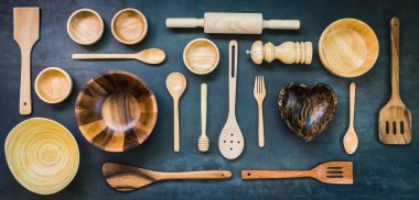 Siyah taş zemin üzerine kopya alanı ile mutfak eşyaları