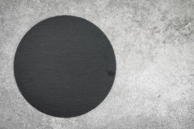 Siyah taş zemin üzerine kayrak