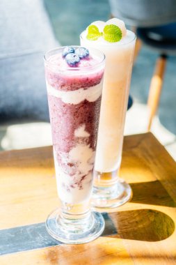 Buzlu Blueberry smoothies sağlıklı gıda ve içme tarzı tablo - camına yoğurt ile