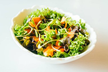 Taze sebze salatası - sağlıklı gıda tarzı ile somon füme