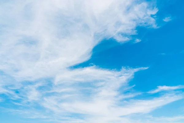 Красивое Белое Облако Голубом Фоне Неба — стоковое фото