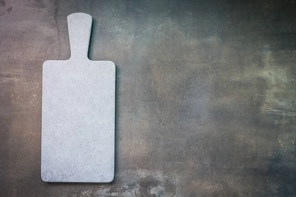 Siyah taş zemin üzerine gri kayrak