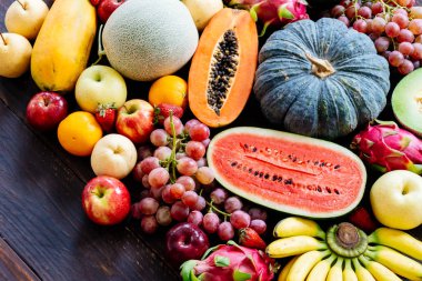 Kopya alanı - sağlıklı gıda kavramı ile ahşap arka plan üzerinde çeşitli ve karışık meyve