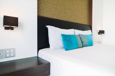 Yatak odasının iç tarafında yastık ve yatak dekorasyonu.