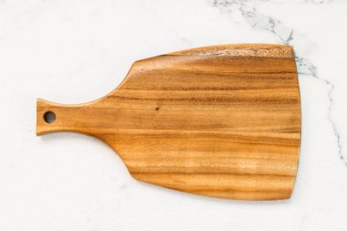 Ahşap kesme tahtası beyaz mermer taş zemin üzerine