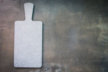 Siyah taş zemin üzerine gri kayrak