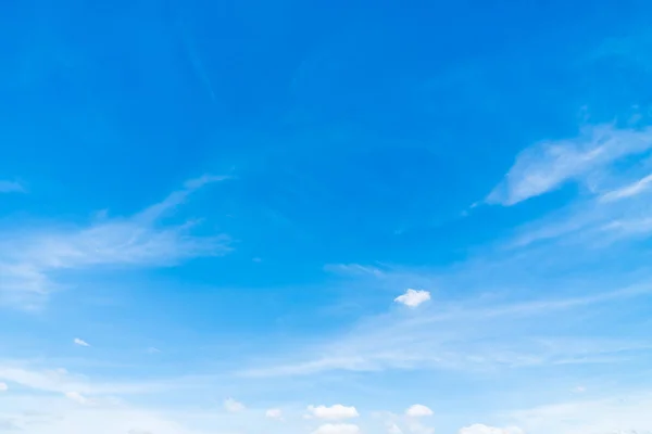 Hermosa Nube Blanca Sobre Fondo Azul Del Cielo — Foto de Stock