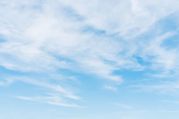 青い空を背景に美しい白い雲 — ストック写真