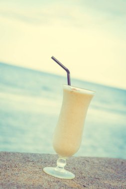 Muz smoothies cam deniz ve okyanus arka plan - Vintage filtre ile içme buz