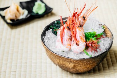 Ham ve taze karides veya karides sashimi - Japon gıda tarzı