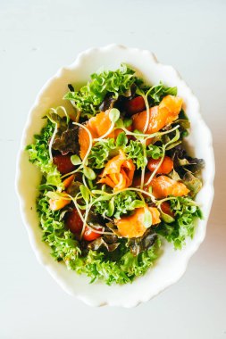 Taze sebze salatası - sağlıklı gıda tarzı ile somon füme