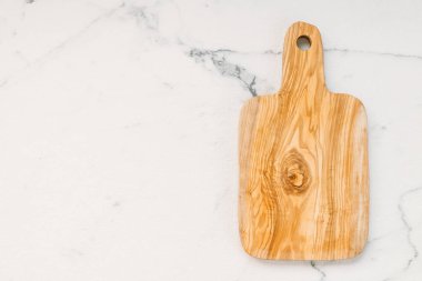 Ahşap kesme tahtası beyaz mermer taş zemin üzerine