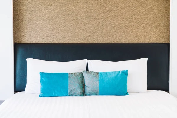 Travesseiro na cama decoração no interior do quarto — Fotografia de Stock