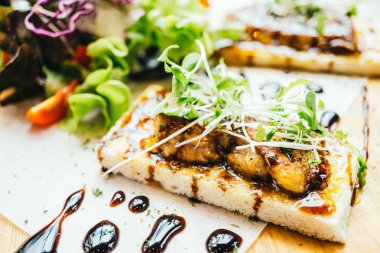 Kaz ciğeri sos ve sebze - renk filtresi işleme ile ekmek üstüne