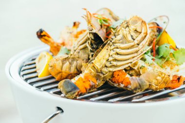 Izgara deniz ürünleri karides ile kalamar kabuk ve diğer karışık