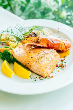 Karışık ızgara deniz ürünleri ile Somon karides biftek ve diğer et