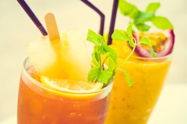 Plaj ve deniz ile cam içme buzlu kokteyller