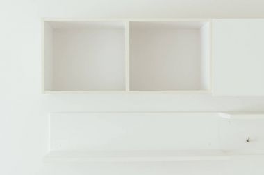 Boş beyaz ahşap raflar