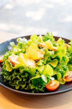 Izgara tavuk etli sebze salatası - sağlıklı gıda tarzı