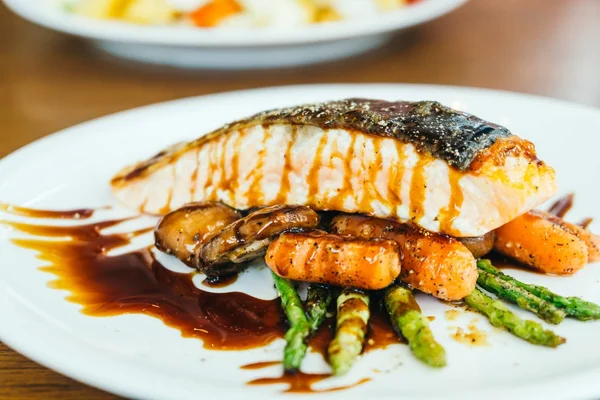 Carne di salmone alla griglia filetto di bistecca con verdure — Foto Stock