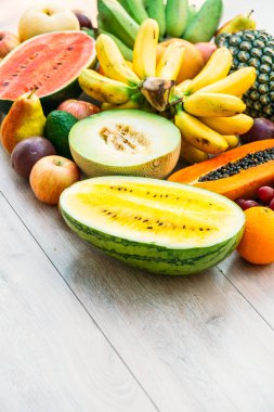 Elma muz portakal ve diğer karışık meyve