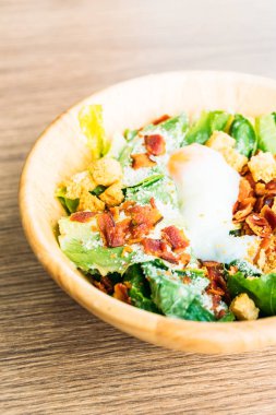 Sezar'ın sebze salatası ahşap kase - sağlıklı gıda tarzı